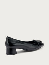 Creased-effect leather pumps with buckle - Black | FRAU