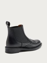 Leather Chelsea boots with wing-tip design - Black | FRAU