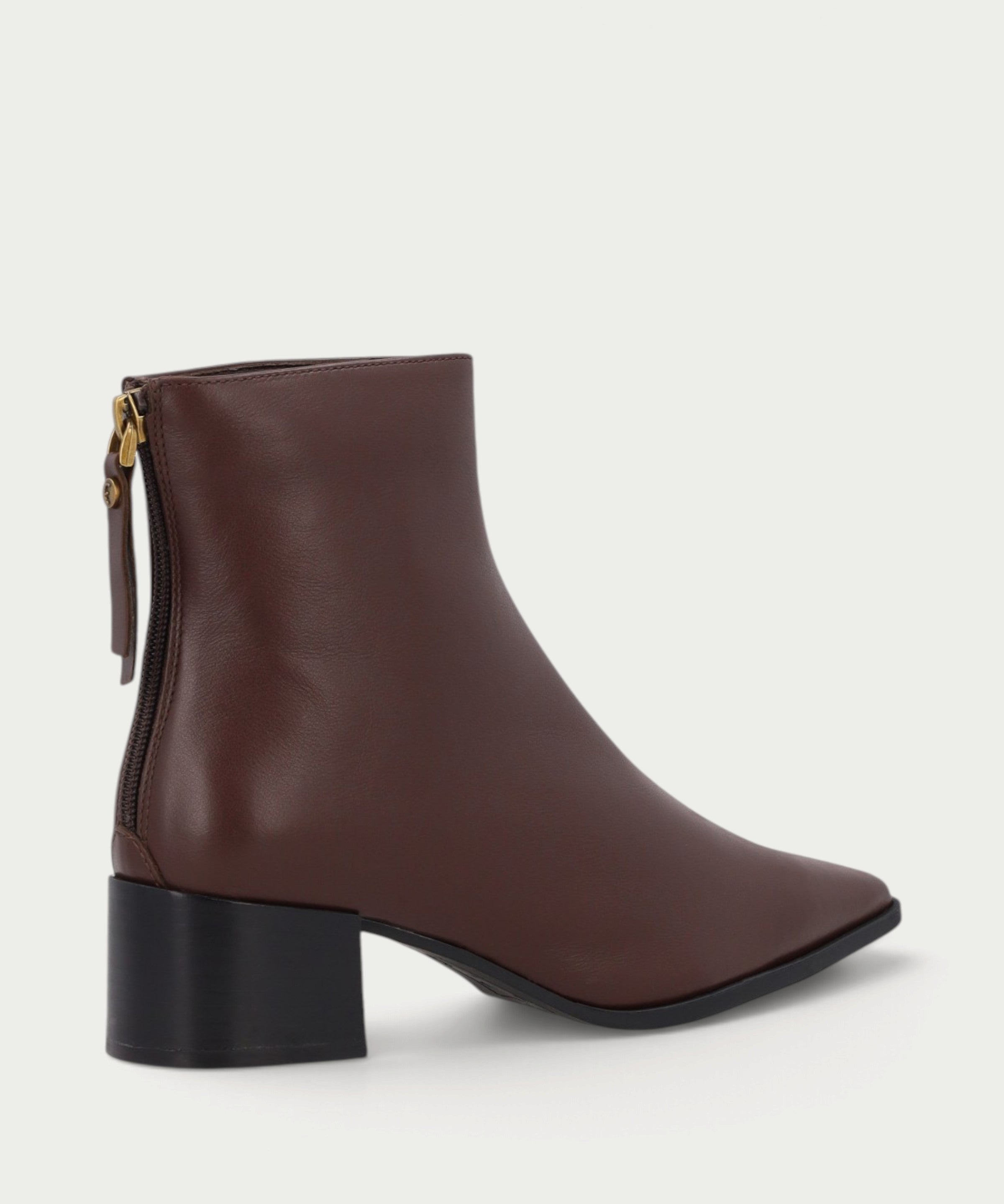 Elegant heeled ankle boots in brown leather