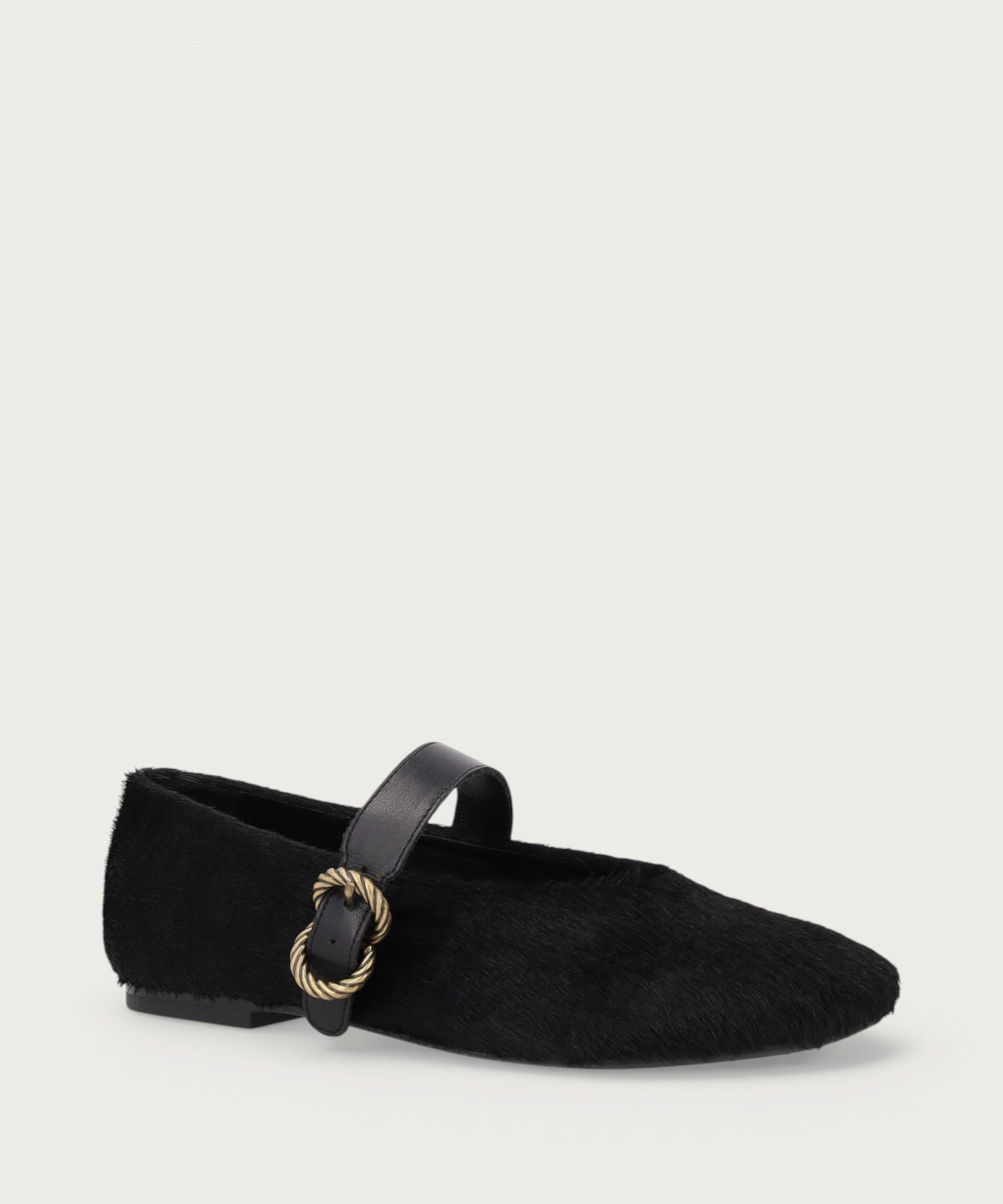 Ballerinas mit Riemchen aus Leder mit Ponyfell-Optik in Schwarz