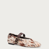 Ballerinas mit Riemchen aus Leder mit Ponyfell-Optik und Fleckenmuster