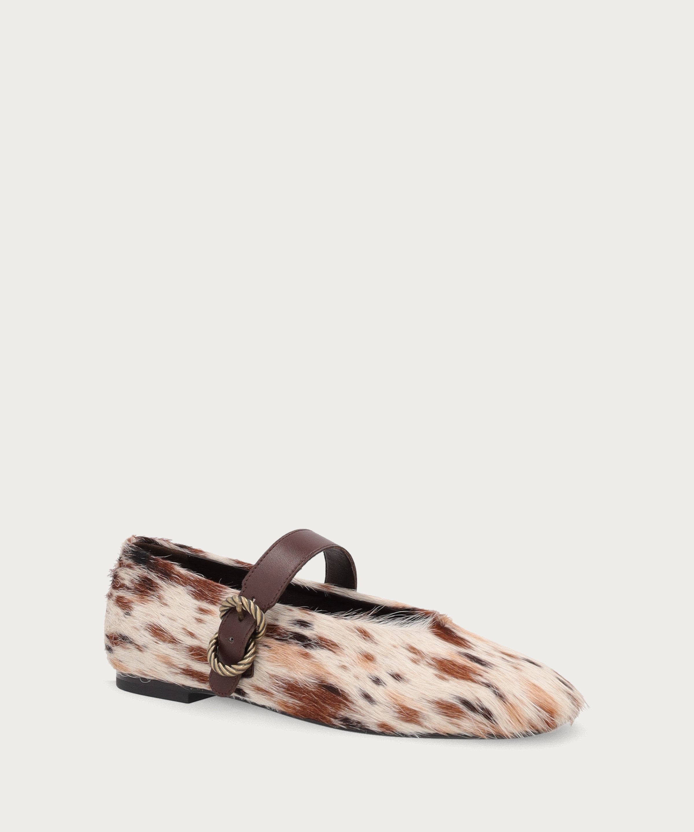 Ballerinas mit Riemchen aus Leder mit Ponyfell-Optik und Fleckenmuster