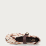 Ballerinas mit Riemchen aus Leder mit Ponyfell-Optik und Fleckenmuster