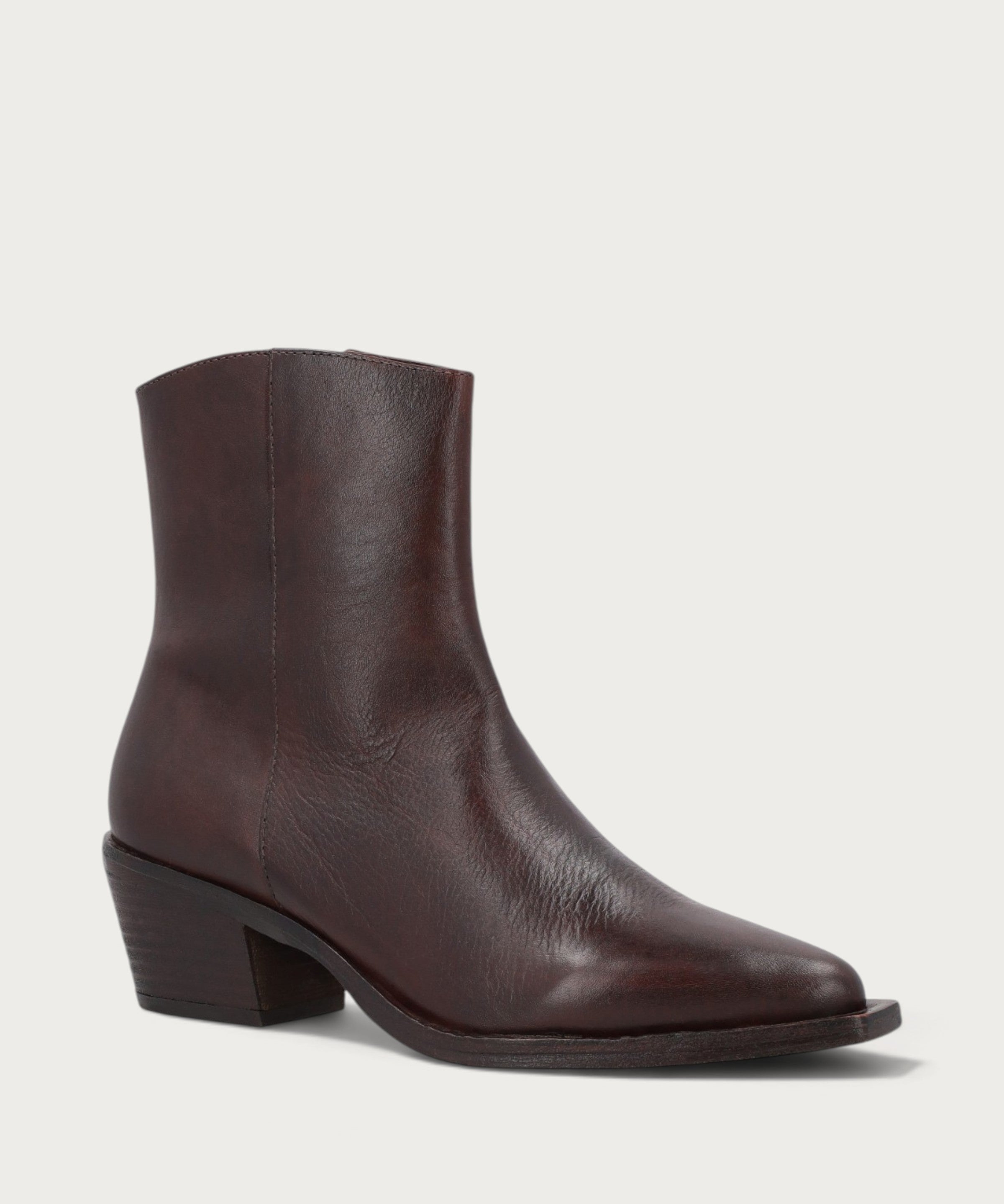 Brown leather Texan ankle boots with zip