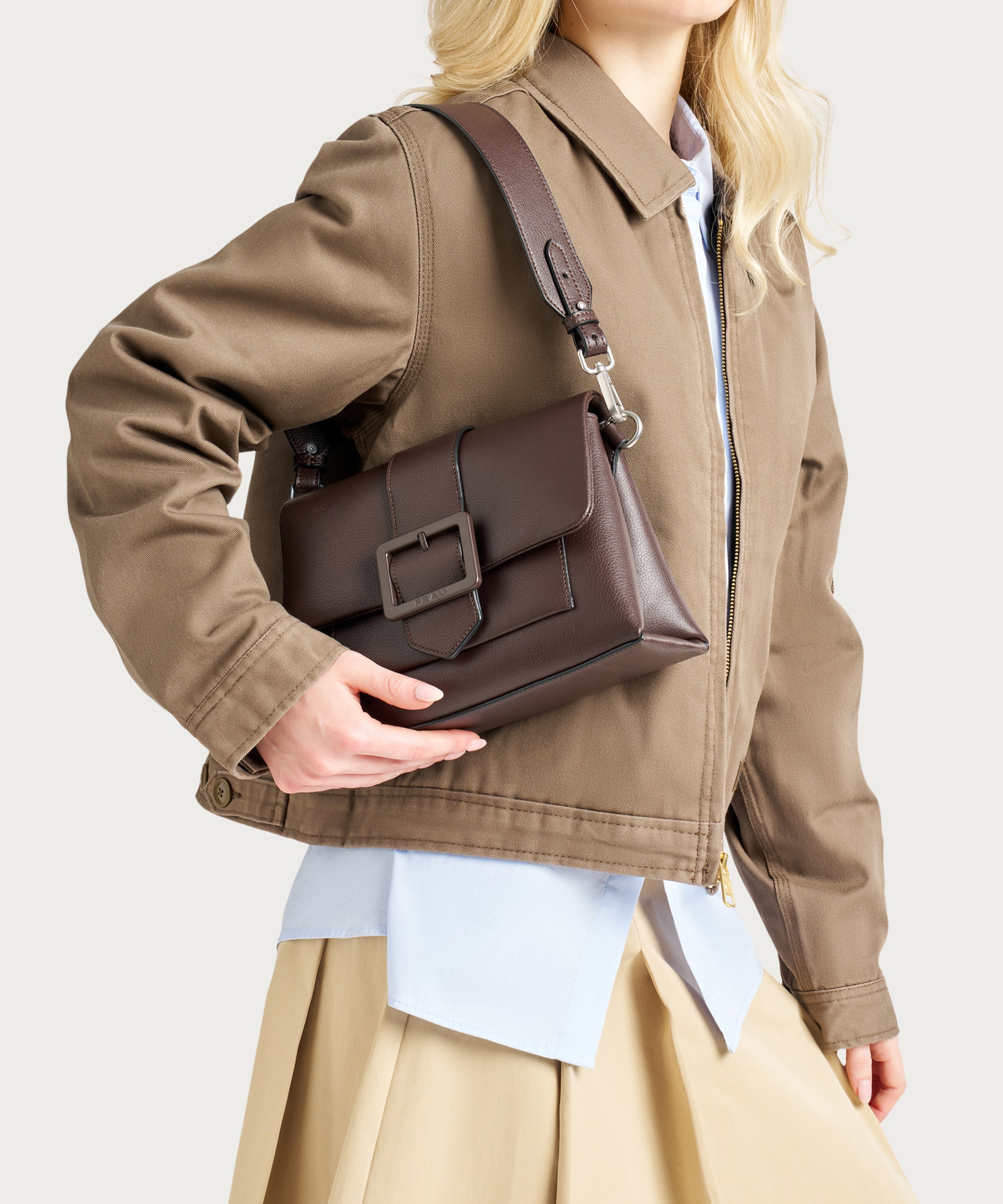Kleine Schultertasche aus braunem Synthetikmaterial