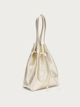 Bucket Bag aus laminiertem Leder - Platin | FRAU