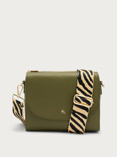 Borsa in pelle con patta e tracolla animalier - Oliva | FRAU