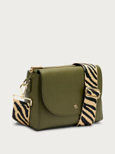 Borsa in pelle con patta e tracolla animalier - Oliva | FRAU